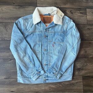 Levi's Men's Western Lined Type I Sherpa Trucker Jacket Light Wash Size Small